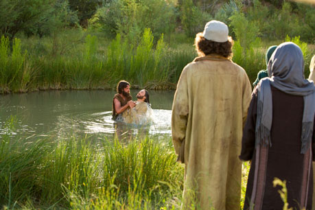 Esta fotografía de personas, vestidas al estilo de israelitas del siglo I, bautizándose en el río Jordán encabeza la Página del estudio Bautismo en la sangre de Jesús, en editoriallapaz.