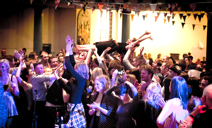 Fotografía de muchísima juventuda haciendo gran fiesta y desorden en un sector de la ciudad de Manchester, Inglaterra.