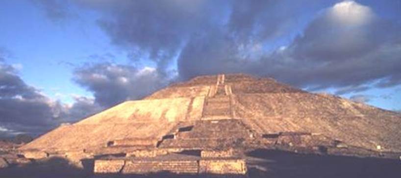 Una fotografía de la Pirámide del Sol en Teotihuacán, México, en tonos dorados y pardos, frente a un trasfondo de cielos azules con nubes grisáceas, para en ensayo sobre Nimrod y la Torre de Babel.