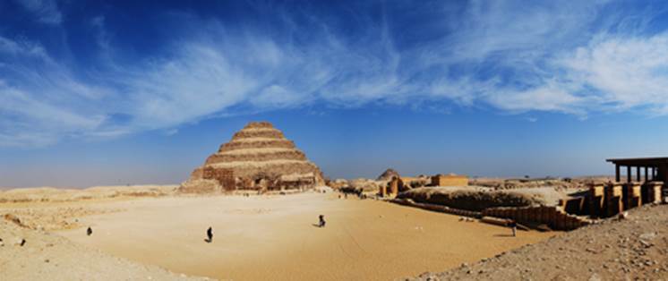 Fotografía de la pirámide escalonada de Saqqara, Egipto, del rey Zoser, la cual fue construida entre 2737 y 2717 antes de Cristo, ilustración para el ensayo sobre la Torre de Babel por Homero Shappley.