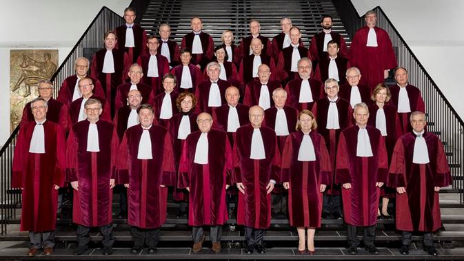 Una fotografía de la Corte de Justice de la Unión Europea, vestidos los miembros de púrpura, blanco y negro.