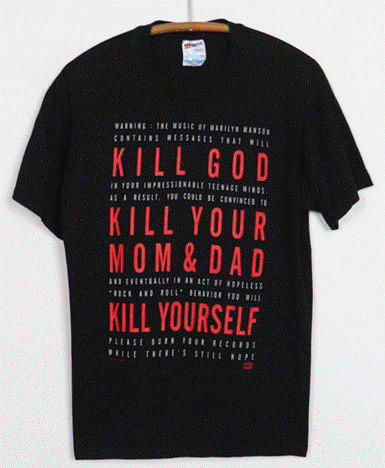 Un retrato de una camisa negra con las palabras en inglés traducidas Mata a Dios, tu Madre y Padre y a ti mismo, usada por Marilyn Manson, cantante del album AntiCristo Superestrella.