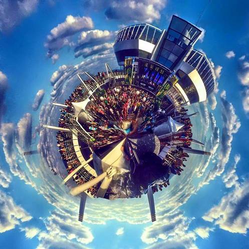 Una composción gráfica Gentes y estructuras cubren enteramente el globo del planeta Tierra con nubes blancas alrededor contra un trasfondo del cielo azul, ilustración para el tema El fin del Milenio.