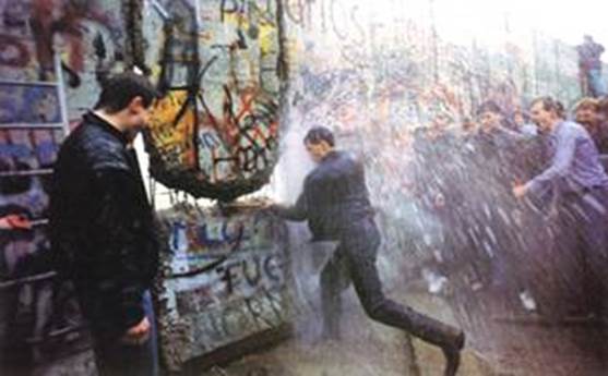 Una fotografía de la destrucción del Muro de Berlín en el año 1989, acto que señalaba el acercamiento del fin de la Unión de Repúblicas Socialistas Soviéticas, evento acaecido en 1991.