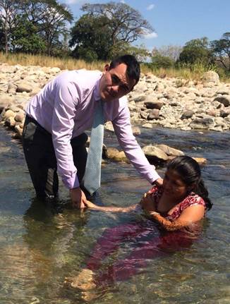 Fotografía del bautismo de una dama por inmersión y para perdón de sus pecados.