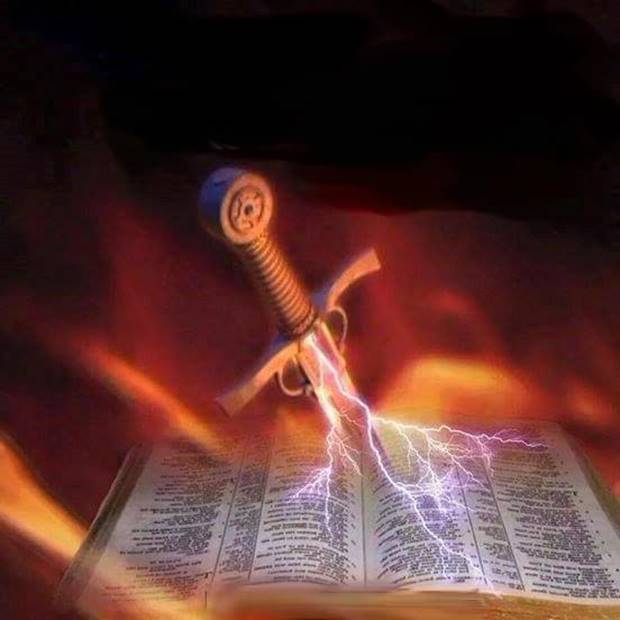 Gráfica de una Biblia abierta con una espada encima cuya punta se disueleve sobre la Biblia en rayos de luz, todo contra un trasfondo negro con matices rojas.