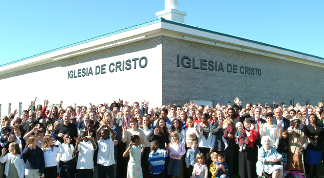Foto del lugar de reunión de una iglesia de Cristo con la numerosa congregación al frente.