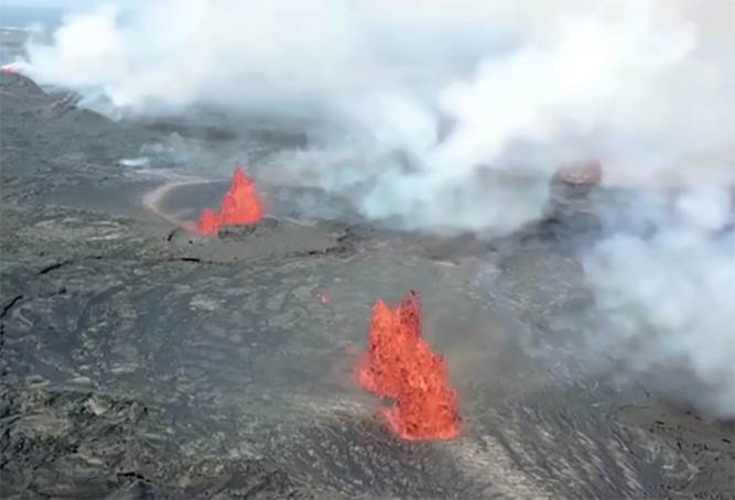 Fotografía de fuegos y nubes de vapor que salen de un volcán activo, ilustración para el artículo Beneficios de huracanes y otros fenómenos de la naturaleza.