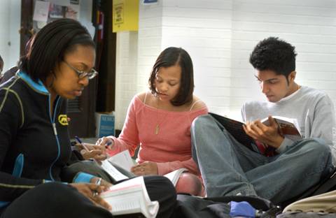 This picture of young adults studying the Bible illustrates the subject The Ideal Church, According to God, in editoriallapaz.org.