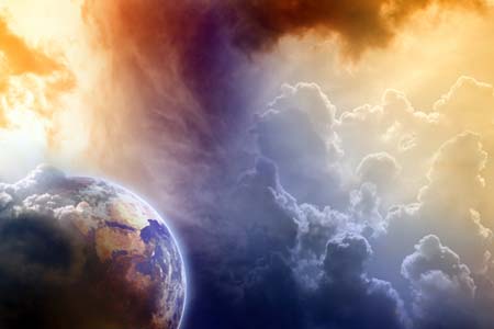 Esta gráfica de la esfera de la Tierra en primera plana y un trasfondo de nubes celestiales ilustra el tema ¿Conoce y entiende usted al Dios de Apocalipsis, en editoriallapaz.