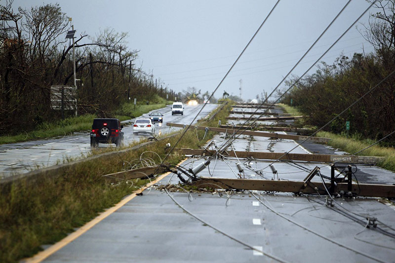 Cerca de Luquillo, Puerto Rico, una sección del tendido eléctrico yace sobre una carretera después del paso del huracán María por la isla, la que se quedó completamente sin electricidad.