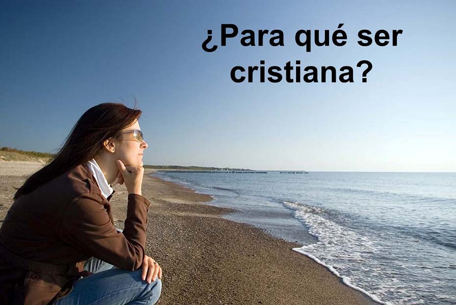 Esta fotografía de una dama sentada en una playa y contemplando el mar ilustra el tema ¿Para qué ser cristiana?, ¿Para que ser cristiano?, en edtioriallapaz.