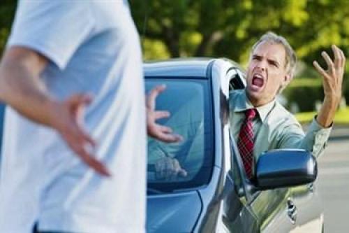 En esta fotografía un chofer grita y gesticula con violencia a un varón parado cerca de su auto, ilustración para el tema Rabia animal de conductores de vehículos, en editoriallapaz.