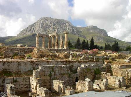 Ruinas de la antigua ciudad de Corinto, con la acrópolis de Corinto en el trasfondo.