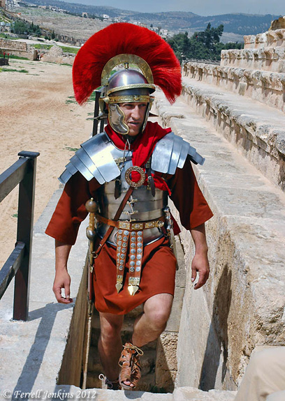 En esta recreación de tiempos del Imperio Romano, un centurión romano sube de recámaras subterráneas de un antiguo teatro romano. Así se habrá vestido el centurión Cornelio al ejercitar sus deberes en Cesarea.