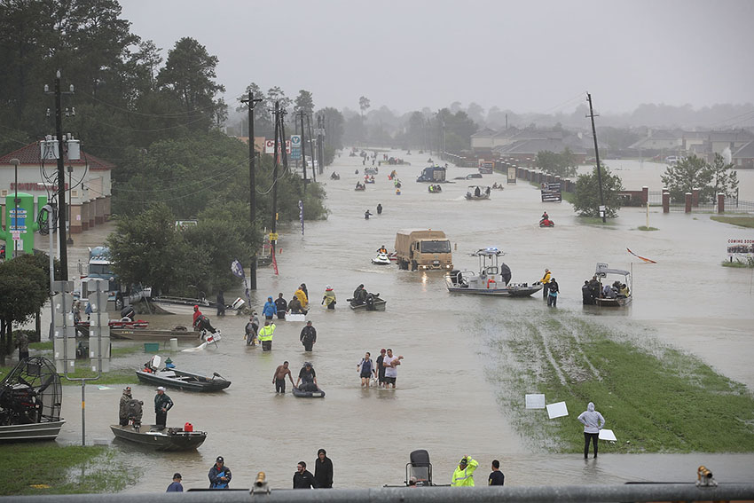 Houston, Texas, EEUU. Agosto de 2017. Residentes de casas inundadas salen caminando o en botes, procurando salvarse de las aguas que siguen subiendo.