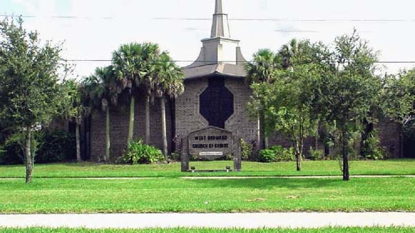 Fotografía del lugar de reunión de la iglesia de Cristo West Broward, en Plantation, Florida.