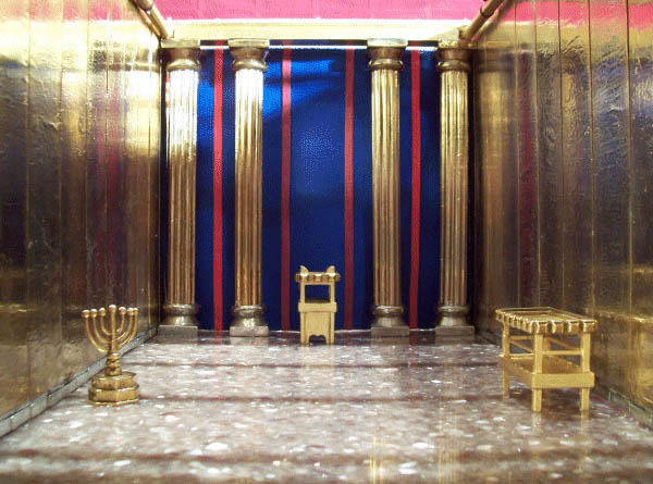 Jehová Dios dispuso que se colocaran tres muebles en el Lugar Santo: a la derecha, la mesa de los panes sin levadura; a la izquierda, el candelero, con sus siete lámparas; y al fondo, frente a la entrada para el Lugar Santísimo, el altar de incienso.