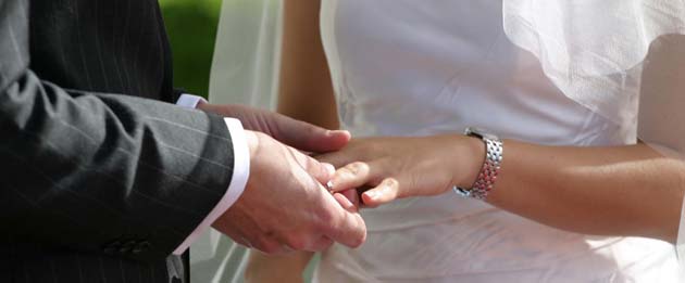 Esta fotografía de un hombre y una mujer que se casan, tomadas de las manos, y con anillos, ilustra Matrimonio, divorcio, nuevas nupcias y bautismo de divorciados, en editoriallapaz.