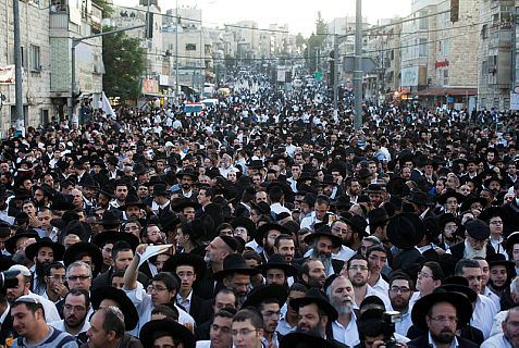Una multitud de judíos en la ciudad moderna de Jerusalén. Mientras el 35% de los judíos se identifican como “tradicionales”, el 43% dice no tener religión.