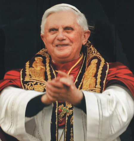 El Papa Benedicto XVI. Citando su edad y delicada salud, el Papa Benedicto se retiró el día 28 de febrero de 2013, solo el tercero de los Papas en tomar semejante acción.