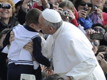 Un sacerdote católico romano besa a un niñito en esta fotografía que ilustra el documento sobre Pederastia y homosexualismo en la Iglesia Católica Romana, en editoriallapaz.org