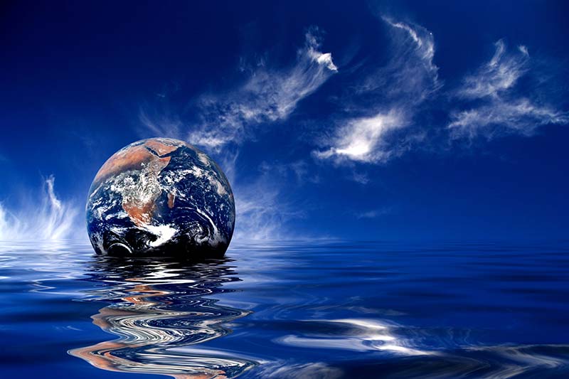Esta gráfica del planeta Tierra que flota sobre un mar, deslizándose hacia el horizonte, bajo cielos de azul oscuro, ilustra la Página Algunos temas de gran interés hoy día, en editoriallapaz.org.