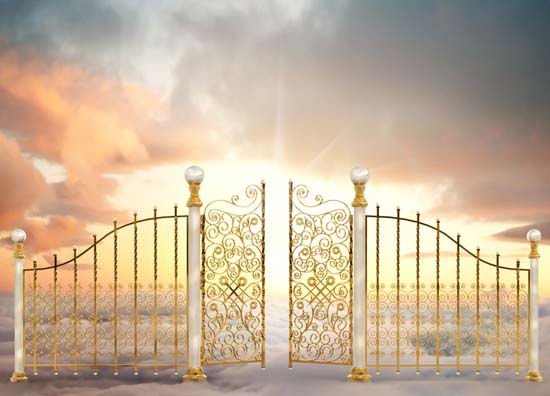 Esta gráfica de un portón elegante que conduce a prados tranquilos bajo cielos de colores translucentes ilustra el tema Pentecostal desprecia cabal juico y estudio de la Biblia, en editoriallapaz.