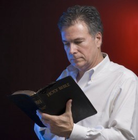 Esta fotografía de un varón leyendo la Biblia ilustra el tema Reflexiones sobre afirmación de fe, afirmación positiva, decretos, pactos con Dios, obediencia y desobediencia.