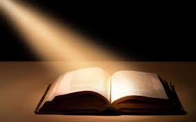 Esta Biblia abierta iluminada por rayos de luz identifica el Análisis de Romanos 11, Lección 1, estudio disponible en editoriallapaz.org.