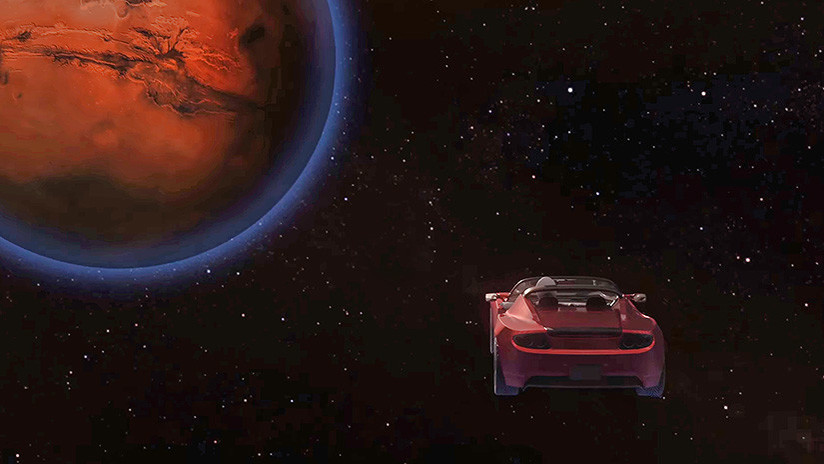 En esta creación artística el maniquí astronauta Starman, al volante de su lucido Tesla Roadster, pasa bien cerca de un cuerpo interestelar en su órbita peligrosa alrededor del Sol. Cualquier asteroide, cometa, conglomeración de piedras o polvo denso en el espacio negro puede liquidar tanto a Starman como al Tesla.