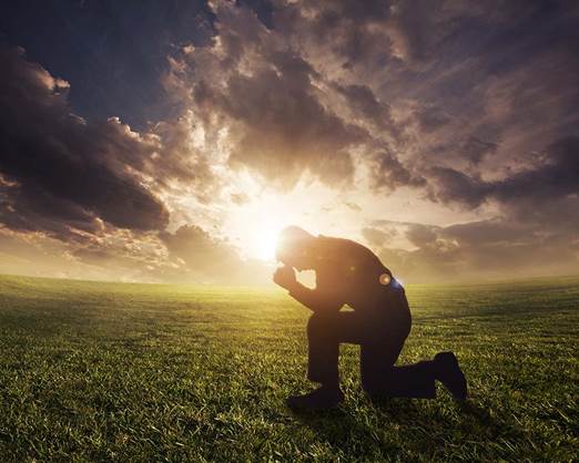 Esta fotografía de un varón gravemente afligido por dilemas mentales se arrodilla en oración procurando el socorro divino.