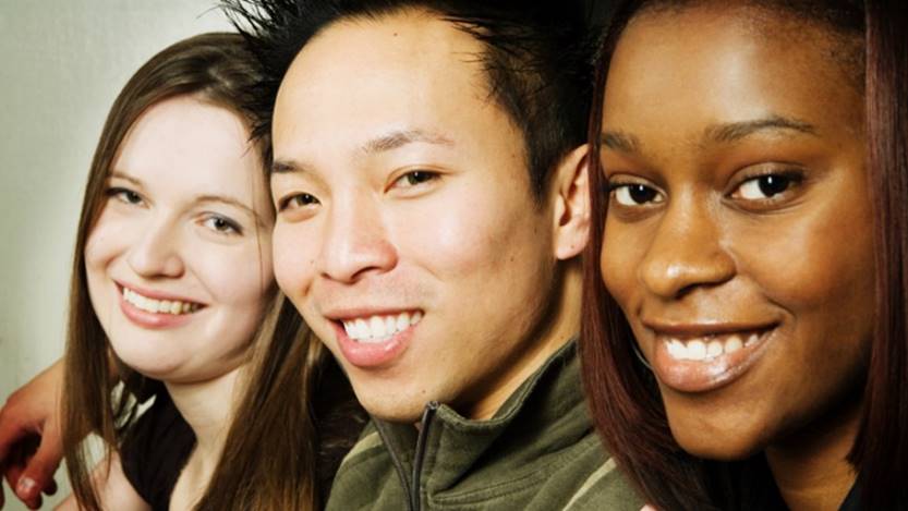 Fotografía closeup de las caras de tres personas de razas distintas, a saber: la caucasia, la oriental y la negra, para el ensayo sobre El color de vida humana.