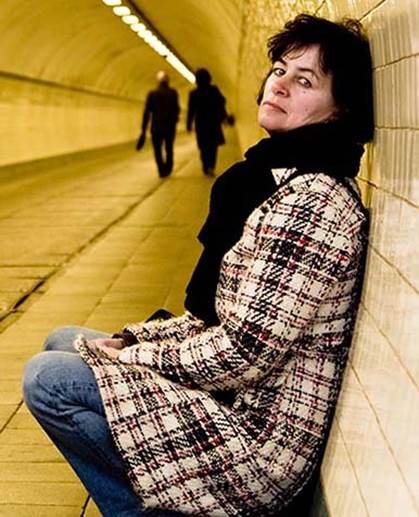 En esta fotografía, dolor de espíritu, miedo e inseguridad se reflejan en el rostro de una dama agachada contra una pared en la estación de un tren subterráneo, ilustración para el tema Más allá de su sufrimiento.