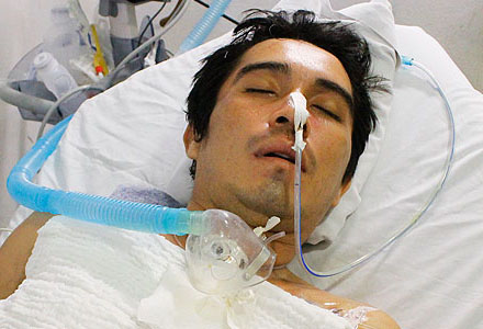 Esta fotografía de un varón joven hospitalizado ilustra el tema Más allá de su sufrimiento.