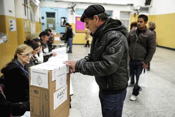 Fotografía de ciudadanos de Argentina en el acto de votar, para el ensayo sobre el Voto cristiano.