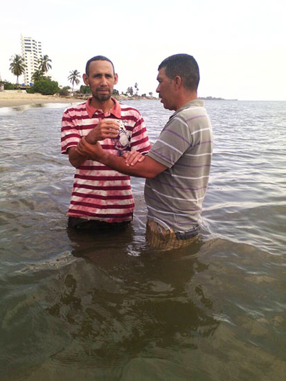 Bautismo en Venezuela, por inmersión y para perdón de los pecados, ilustración para el tema El único bautismo bíblico es para perdón de los pecados.