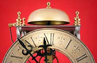 Un Reloj dorado, contra un trasfondo rojo, y cuyas manecillas indican los siete minutos para la medianoche, compone la gráfica usadas para separar partes del contenido de los capítulos de Apocalipsis: análisis de las profecías y visiones.