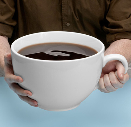 Una taza grandote llena de café.