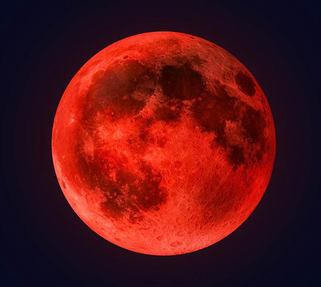 Una imagen de la luna, vuelta al color de la sangre, con algunas áreas en tonos de gris y negro.