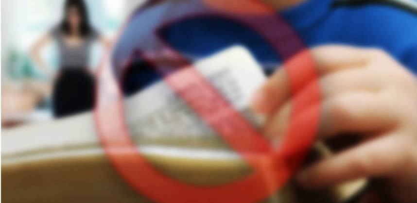 Una combinación de fotografías desenfocadas de una Biblia abierta con el símbolo de género superpuesto y de una mujer que observa desde el trasfondo.