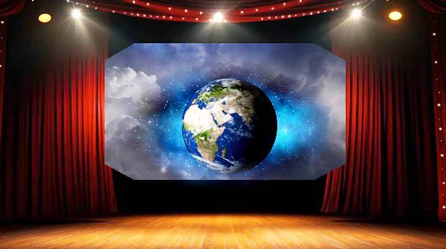 Una creación artística de una tarima ancha con cortinas elegantes púrpuras abiertas que descubren un globo del planeta Tierra sobre un trasfondo de nubes y el espacio azul.