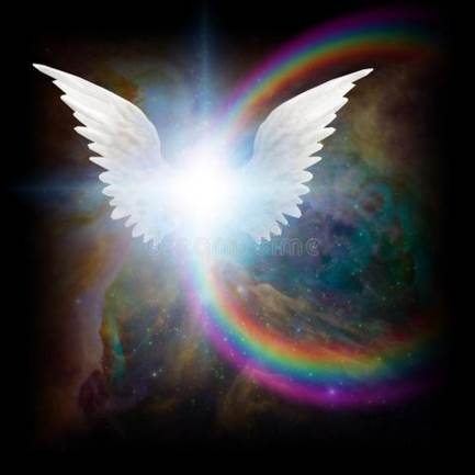Una representación artística de un ángel con dos alas blancas grandísimas contra un trasfondo multicolor de tonos oscuros y un arco iris.