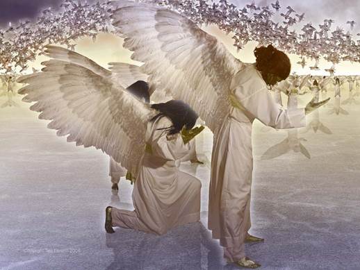 Una obra artística realista de tres ángeles que se ven de cerca sobre el mar de cristal delante del trono celestial de Dios, mientras otras multitudes de ángeles se ven en la lejanía y una nube de miles de ángeles circula en el espacio arriba del mar de cristal.