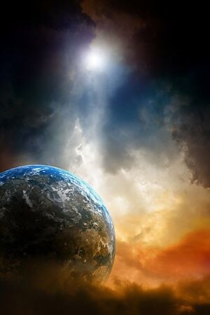 Una creación artística de un globo azul de la tierra en la parte inferior contra un trasfondo abstracto del espacio con una luz blanca potente en la parte superior con rayos que alumbran la tierra sobre neblinas anaranjadas, amarillas, y grisáceas.