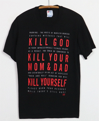 La fotografía de una camiseta del cantante Marilyn Manson de color negro y con expresiones de su canción AntiCristo Superestrella en letras rojas.