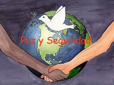 Una representación artística de dos personas de razas distintas que se dan la mano frente a una imagen del globo terráqueo y sobre el globo una paloma blanca y las palabras Paz y Seguridad.