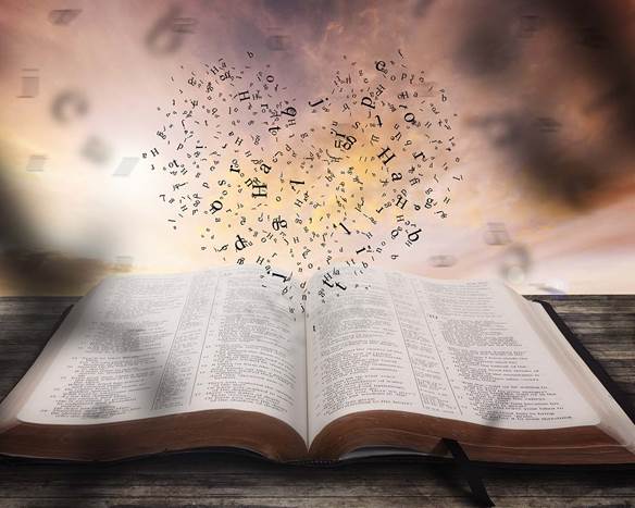 Esta es una composición artística de una Biblia grande abierta sobre una mesa con una nube de letras que salen de ella frente a un cielo abstracto rosado y gris, transmitiéndose el poder instructivo de la Palabra del Señor.