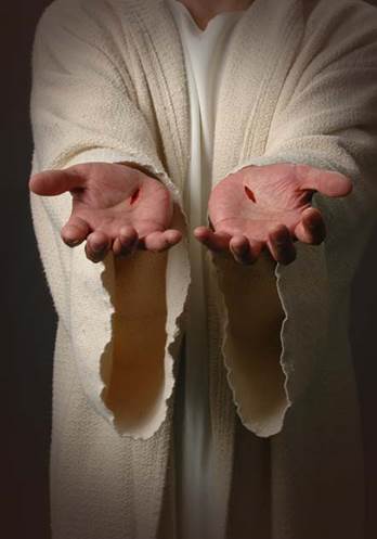 Esta es una fotografía del torso, los brazos y las manos de un varón vestido de una túnica blanca, con las manos extendidas palma arriba marcadas por las heridas de un clavo grande, ilustración del Cristo resucitado.