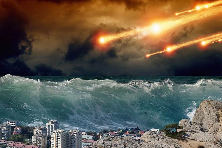 Imagen de bolas de fuego que impactan al planeta Tierra y un maremoto que destruye una ciudad en el fin del mundo